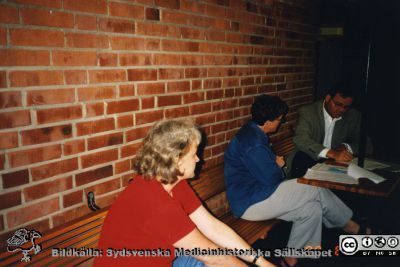 Ortopediska kliniken i Lund 2000. Sjuksköterskan Annika Palmborg, klinikföreståndaren Sylvia Olander, docent Magnus Eneroth
Från ortoped klin album 01, Lund. Fotograf Berit Jakobsson. 2000. Sjuksköterskan Annika Palmborg, klinikföreståndaren Sylvia Olander, docent Magnus Eneroth
Nyckelord: Lund;Universitetssjukhus;USiL;Kliniker;Ortopedi;Kvalitetssäkring;Utbildning;docenter;Klinikföreståndare;Sjuksköterskor