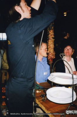 Ortopediska kliniken i Lund 2000. Personalträff på kursnöjesgården Estancia. 
Från ortoped klin album 01, Lund. Fotograf Berit Jakobsson. 2000. Personalträff på kursnöjesgården Estancia. Ätning.
Nyckelord: Lund;Universitetssjukhus;USiL;Kliniker;Ortopedi;Personalträff;Måltid;Mat