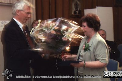 Ortopediska kliniken i Lund 2000.Vårdadministratören Berit Jakobsson avtackas i sjukhusaulan.
Från ortoped klin album 01, Lund. Bildkälla Berit Jakobsson. 2000. Berit Jakobsson avtackas av docent (senare professor) Gunnar Hägglund i sjukhusets aula.
Nyckelord: Lund;Universitetssjukhus;USiL;Kliniker;Ortopedi;Avtackning;Uppvaktning