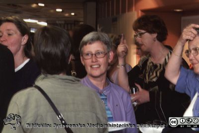 Ortopediska kliniken i Lund 2000.Vårdadministratören Berit Jakobsson avtackas i sjukhusaulan.
Från ortoped klin album 01, Lund. Fotograf Berit Jakobsson. 2001. Mingel utanförnedre foajé i samband med framförandet av  Henning Mankells monolog "Grävskopan" med Tommy Borgström från Ystads Stående Teatersällskap, specialskriven för honom. Föreställningen gavs  inför klinikens personal som avtackningspresent till klinikföreståndaren och vårdadministratören Berit Jakobssonl. Sjukgymnast Eva Nordell i bildens mitt.
Nyckelord: Lund;Universitetssjukhus;USiL;Kliniker;Ortopedi;Personal;Personalträff;Avtackning