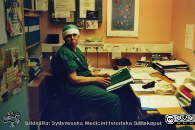 Ortopediska kliniken i Lund  2001. Ortopedens operationsavdelning. Avdelningsföreståndaren Gudrun Dümatzen.
Från ortoped klin album 01, Lund. Fotograf Berit Jakobsson. 2001. Ortopedens operationsavdelning. Avdelningsföreståndaren Gudrun Dümatzen.
Nyckelord: Lund;Universitetssjukhus;USiL;Kliniker;Ortopedi;Operationsavdelning;Sjuksköterska;Avdelningsföreståndare