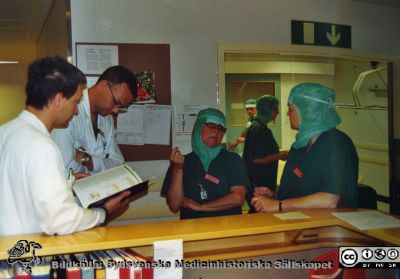 Ortopediska kliniken i Lund 2001. Ortopeder inför en operation.
Från ortoped klin album 01, Lund. Fotograf Berit Jakobsson. 2001. Ortopeder inför en operation.PerOla Norman, docent Pelle Gustafson, sjuksköterskan Margareta Håkansson, avdelningsföreståndaren Margareta Bråhäll.
Nyckelord: Lund;Universitetssjukhus;USiL;Kliniker;Ortopedi;Operationsavdelning;Läkare;Sjuksköterskor;Avdelningsföreståndare