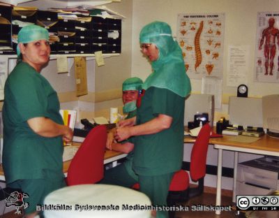 Ortopediska kliniken i Lund 2001. Ortopedens operationsavdelning. Undersköterskorna Carina Carlsson och Lisbet Johannesson.
Från ortoped klin album 01, Lund. Bildkälla Berit Jakobsson. 2001. Ortopedens operationsavdelning. Undersköterskorna Carina Carlsson och Lisbet Johannesson.
Nyckelord: Lund;Universitetssjukhus;USiL;Kliniker;Ortopedi;Operationsavdelning;Personal