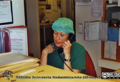 Ortopediska kliniken i Lund 2001. Ortopedens operationsavdelning. Sjuksköterskan Mia Wallenius.
Från ortoped klin album 01, Lund. Bildkälla Berit Jakobsson. 2001. Ortopedens operationsavdelning. Sjuksköterskan Mia Wallenius.
Nyckelord: Lund;Universitetssjukhus;USiL;Kliniker;Ortopedi;Operationsavdelning;Sjuksköterskor