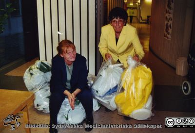 Ortopediska kliniken i Lund 2001. Ortopedens operationsavdelning. Sekreterare Gun Ingram, sjuksköterskan Siv Persson
Från ortoped klin album 01, Lund. Bildkälla Berit Jakobsson. 2001. Ortopedens operationsavdelning. Sekreterare Gun Ingram, sjuksköterskan Siv Persson
Nyckelord: Lund;Universitetssjukhus;USiL;Kliniker;Ortopedi;Operationsavdelning;Personal