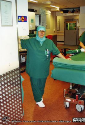 Ortopediska kliniken i Lund 2001. Ortopedens operationsavdelning. Undersköterskan Yvonne Larsson
Från ortoped klin album 01, Lund. Bildkälla Berit Jakobsson. 2001. Ortopedens operationsavdelning. Undersköterskan Yvonne Larsson
Nyckelord: Lund;Universitetssjukhus;USiL;Kliniker;Ortopedi;Operationsavdelning;Personal