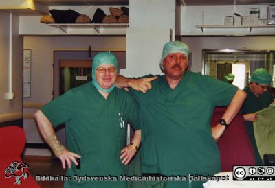 Ortopediska kliniken i Lund 2001. Ortopedens operationsavdelning. Två vaktmästare där, Rolf Olsson och Jan Svensson.
Från ortoped klin album 01, Lund. Bildkälla Berit Jakobsson. 2001. Ortopedens operationsavdelning. Två vaktmästare där, Rolf Olsson och Jan Svensson.
Nyckelord: Lund;Universitetssjukhus;USiL;Kliniker;Ortopedi;Operationsavdelning;Personal