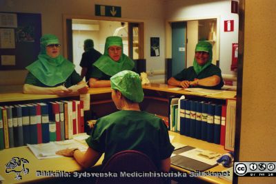 Ortopediska kliniken i Lund 2001. Ortopedens operationsavdelning. Sjuksköterska Pia Bylander, undersköterska Ann-Marie Persson, sjuksköteerska Margareta Håkansson, sjuksköterska Mia Wallenius (sittande).
Från ortoped klin album 01, Lund. Bildkälla Berit Jakobsson. 2001. Ortopedens operationsavdelning. Sjuksköterska Pia Bylander, undersköterska Ann-Marie Persson, sjuksköteerska Margareta Håkansson, sjuksköterska Mia Wallenius (sittande).
Nyckelord: Lund;Universitetssjukhus;USiL;Kliniker;Ortopedi;Operationsavdelning;Sjuksköterskor