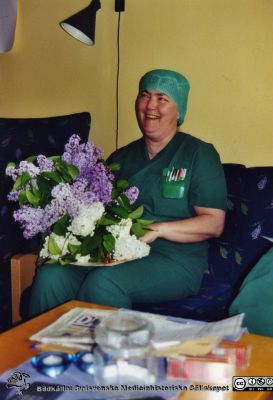 Ortopediska kliniken i Lund 2001. Ortopedens operationsavdelning. Undersköterskan Gudrun Hansson uppvaktas.
Från ortoped klin album 01, Lund. Bildkälla Berit Jakobsson. 2001. Ortopedens operationsavdelning. Undersköterskan Gudrun Hansson uppvaktas.
Nyckelord: Lund;Universitetssjukhus;USiL;Kliniker;Ortopedi;Operationsavdelning;Personal;Uppvaktning