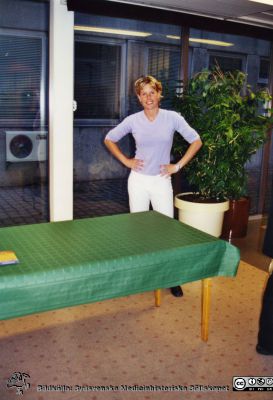 Ortopediska kliniken i Lund 2001. Sjuksköterskan Marie Persson i nedre foajen vid sjukhusets aula.
Från ortoped klin album 01, Lund. Bildkälla Berit Jakobsson. 2001. Ortopediska kliniken. Sjuksköterskan Marie Persson i nedre foajen vid sjukhusets aula.
Nyckelord: Lund;Universitetssjukhus;USiL;Kliniker;Ortopedi;Personal