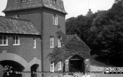 Valvbågen och valvtornet i östra änden av Allhelgona Kyrkogata i Lund. 
Foto troligen på 1930-talet. Från Syster Elinas fotoalbum (Elina Holmberg?).
Nyckelord: Röntgenologi;Lasarettet i Lund