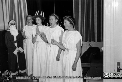 Luciatåg, rimligen på radiologiska / onkologiska kliniken i Lund på 1950-talet. 
Längst till höger eventuellt sjuksköterska Märta Jönsson. Från Syster Elinas fotoalbum (Elina Holmberg?).
Nyckelord: Onkologisk;Radiologisk;Klinik;Lasarettet i Lund