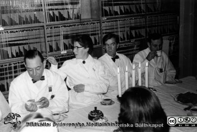 Luciafestpå radiologiska kliniken i Lund. F
rån vänster klinikchefen docent Bertil Ebenius, okänd kvinna, dr Ebbe Cederquist. Ingen övrig är identifierad. Foto troligen på 1950-talet. Från Syster Elinas fotoalbum (Elina Holmberg?).
Nyckelord: Onkologisk;Radiologisk;Klinik;Lasarettet i Lund