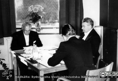 Disputation på radiologiska kliniken i Lund 1958. 
Till höger Martin Lindgren, troligen respondent. Opponenterna är okända. Från Syster Elinas fotoalbum (Elina Holmberg?) .
Nyckelord: Disputation;Lunds universitet;Radiologisk klinik;Medicinska fakulteten