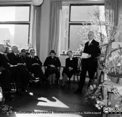 Avtackning på Radiologiska kliniken i Lund. 
Troligen är det Lars Edlings om avtackas. I så fall är bilden tagen 1943. Från Syster Elinas fotoalbum (Elina Holmberg?) .
Nyckelord: Onkologisk;Radiologisk;Jubileumsklinik;Lasarettet i Lund