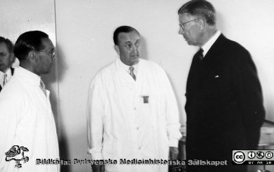 Kungligt besök på radiologiska kliniken i Lund 1951. 
Kung Gustaf VI Adolf besöker radiologiska kliniken i Lund 1951 för att bese och kanske också inviga Kurt Lidéns s.k. koboltkanon. I bilden ses från vänster en hovman, klinikchefen docent Bertil Ebenius, docent Gunnar Gorton och kungen. Från Syster Elinas fotoalbum (Elina Holmberg?).
Nyckelord: Koboltkanon;Radiologisk;Onkologisk;Jubileumsklinik;Strålbehandling;Lunds lasarett;ingvigning