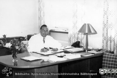 Docent Bertil Ebenius (1902-1959),
Överläkare och klinikchef på radiologiska kliniken i Lund. Foto på 1950-talet. Från Syster Elinas fotoalbum (Elina Holmberg?) .
Nyckelord: Radiologisk;Onkologisk;Klinik;Lasarettet i Lund;Medicinska fakulteten;Jubileumsklinik