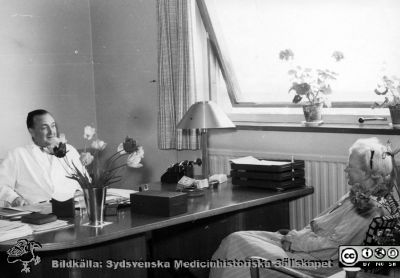 Docent Gunnar Gorton (1905-1971) 
Här med en patient på radiologiska kliniken i Lund. Foto troligen på 1950-talet. Från Syster Elinas fotoalbum (Elina Holmberg?) .
Nyckelord: Radiologisk;Onkologisk;Junileumsklinik;Lasarettet i Lund;Medicinska fakulteten