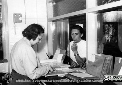 Mottagningsexpeditionens "lucka" på radiologiska kliniken i Lund.
troligen på 1950-talet. Från Syster Elinas fotoalbum (Elina Holmberg?).
Nyckelord: Radiologisk;Klinik;Lunds universitet;Lasarettet i Lund;Administration