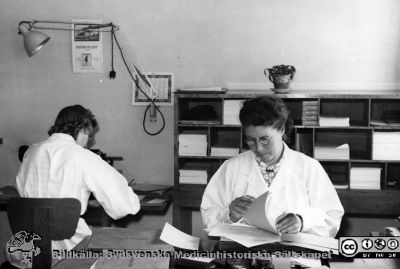 Sekreterare på radiologiska kliniken i Lund.
Troligen på 1950-talet.
Keywords: Radiologisk;Klinik;Lunds universitet;Lasarettet i Lund;Administration