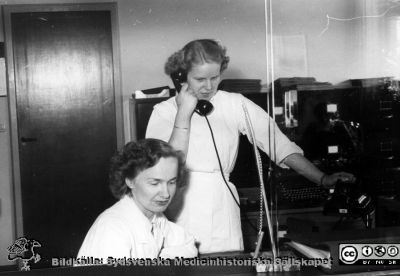 Kontorister på radiologiska kliniken i Lund, troligen på 1950-talet. 
Från Syster Elinas fotoalbum (Elina Holmberg?).
Nyckelord: Radiologisk;Klinik;Lunds universitet;Lasarettet i Lund;Administration