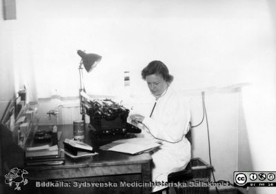 Läkarsekreterare på radiologiska kliniken i Lund.
Troligen  på 1950-talet. Från Syster Elinas fotoalbum (Elina Holmberg?).
Nyckelord: Radiologisk;Klinik;Lunds universitet;Lasarettet i Lund