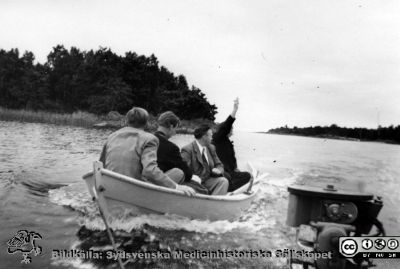 Radiologer besöker docent Bertil Ebenius i Blekinge skärgård.
Radiologer besöker docent Bertil Ebenius (1902-1959) och hans hustru Dagmar (1904 - 1999) på deras ö Stickelön utanför Bökevik i Blekinge, bredvid den större ön Saltärna. Rimligen uppvaktning på  Bertil Ebenius 50-årsdag den 18/8 1952? Båtresa till ön i bogserad tungt lastad blekingseka. Från Syster Elinas fotoalbum (Elina Holmberg?).
Nyckelord: Uppvaktning;Radiologisk;Klinik;Lunds universitet;Blekinge skärgård;Kalas;Blekingeka