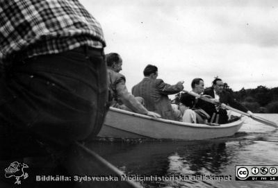 Radiologer besöker docent Bertil Ebenius i Blekinge skärgård.
Radiologer besöker docent Bertil Ebenius (1902-1959) och hans hustru Dagmar (1904 - 1999) på deras ö Stickelön utanför Bökevik i Blekinge, bredvid den större ön Saltärna. Rimligen uppvaktning på Bertil Ebenius 50-årsdag den 18/8 1952? Avfärd i bogserad tungt lastad blekingseka på väg till Stickelön. Från Syster Elinas fotoalbum (Elina Holmberg?).
Nyckelord: Uppvaktning;Radiologisk;Klinik;Lunds universitet;Blekinge skärgård;Kalas;Blekingeka