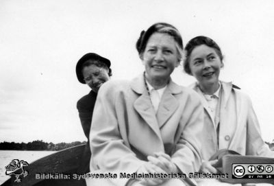 Radiologer besöker docent Bertil Ebenius i Blekinge skärgård.
Radiologer besöker docent Bertil Ebenius (1902-1959) och hans hustru Dagmar (1904 - 1999) på deras ö Stickelön utanför Bökevik i Blekinge, bredvid den större ön Saltärna. Rimligen uppvaktning på Bertil Ebenius 50-årsdag den 18/8 1952? Tre okända kvinnor i båten ut till Stickelön. Från Syster Elinas fotoalbum (Elina Holmberg?).
Nyckelord: Uppvaktning;Radiologisk;Klinik;Lunds universitet;Blekinge skärgård;Kalas;Blekingeka