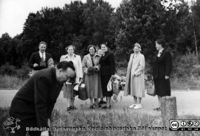 Radiologer besöker docent Bertil Ebenius i Blekinge skärgård.
Radiologer besöker docent Bertil Ebenius (1902-1959) och hans hustru Dagmar (1904 - 1999) på deras ö Stickelön utanför Bökevik i Blekinge, bredvid den större ön Saltärna. Rimligen uppvaktning på  Bertil Ebenius 50-årsdag den 18/8 1952? De besökande väntar på båtresa till Stickelön, troligen med docent Martin Lindgren längst till vänster. Docent Gunnar Gorton har redan kommit i båt. Från Elina Lundborgs fotoalbum.
Nyckelord: Uppvaktning;Radiologisk;Klinik;Lunds universitet;Blekinge skärgård;Kalas