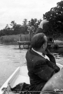 Radiologer besöker docent Bertil Ebenius i Blekinge skärgård.
Radiologer besöker docent Bertil Ebenius (1902-1959) och hans hustru Dagmar (1904 - 1999) på deras ö Stickelön utanför Bökevik i Blekinge, bredvid den större ön Saltärna. Rimligen uppvaktning på Bertil Ebenius 50-årsdag den 18/8 1952? Avfärd i blekingseka från en brygga. Troligen är det docent Gunnar Gorton som vinkar från ekan. Från Syster Elinas fotoalbum (Elina Holmberg?).
Nyckelord: Uppvaktning;Radiologisk;Klinik;Lunds universitet;Blekinge skärgård;Kalas;Brygga