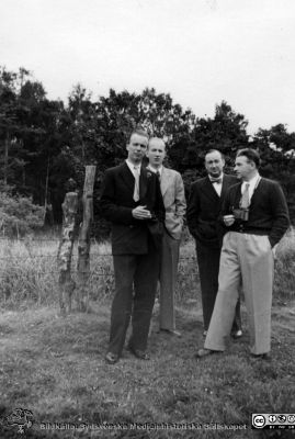 Radiologer besöker docent Bertil Ebenius i Blekinge skärgård.
Radiologer besöker docent Bertil Ebenius (1902-1959) och hans hustru Dagmar (1904 - 1999) på deras ö Stickelön utanför Bökevik i Blekinge, bredvid den större ön Saltärna. Rimligen uppvaktning på någon bemärkelsedag. Rimligen på Bertil Ebenius 50-årsdag den 18/8 1952? Från vänster  okänd, sedan kanske docent Kurt Liden och därefter docent Gunnar Gorton och docent Martin Lindgren. Från Syster Elinas fotoalbum (Elina Holmberg?).
Nyckelord: Uppvaktning;Radiologisk;Klinik;Lunds universitet;Blekinge skärgård