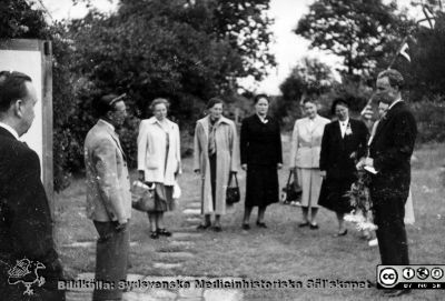 Radiologer besöker docent Bertil Ebenius i Blekinge skärgård.
Radiologer besöker docent Bertil Ebenius (1902-1959) och hans hustru Dagmar (1904 - 1999) på deras ö Stickelön utanför Bökevik i Blekinge, bredvid den större ön Saltärna. Rimligen uppvaktning på någon bemärkelsedag. Rimligen på Bertil Ebenius 50-årsdag den 18/8 1952? Han anas som nr 2 från vänster i bilden. Möjligen docent Gunnar Gorton längst till vänster. Från Syster Elinas fotoalbum (Elina Holmberg?).
Nyckelord: Uppvaktning;Blekinge skärgård;Radiologisk;Klinik;Lunds universitet