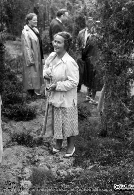 Radiologer besöker docent Bertil Ebenius i Blekinge skärgård.
Radiologer besöker docent Bertil Ebenius (1902-1959) och hans hustru Dagmar (1904 - 1999) på deras ö Stickelön utanför Bökevik i Blekinge, bredvid den större ön Saltärna. Rimligen uppvaktning på Bertil Ebenius 50-årsdag 1952. I förgrunden Dagmar Ebenius. I bakgrunden okänd kvinna, kanske docent Gunnar Gorton och Bertil Ebenius? Från Syster Elinas fotoalbum (Elina Holmberg?).
Nyckelord: Uppvaktning;Lunds universitet;Radiologisk;Klinik;Blekinge skärgård