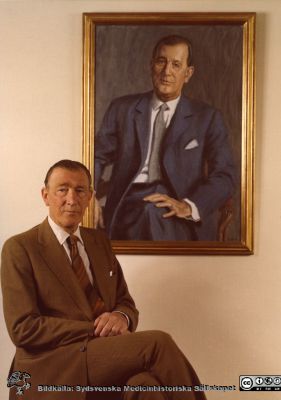 Professor Gösta Jönsson vid sitt porträtt
Album Urol. Klin. 20 år 771001. Omärkt bild. Urologen professor Gösta Jönsson (1909 - 1978) vid sitt porträtt. Foto c:a 1975-77. Bildkälla Bengt Uvelius. Originalfoto

Nyckelord: Lasarettet;Lund;Universitetssjukhuset;USiL;Urologiska;Kliniken