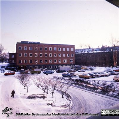 Barnspsykiatriska kliniken 1986, på väg att bli Ögonkliniken B
Sjukhusfotograferna i Lund. Pärm Negativ S/V, färg-1986.3/86. Zoofysiologiska institutionen skymtar till höger om huset. Från negativ.
Nyckelord: Lasarett;Lund;Universitetssjukhus;USiL;Barn;Psykiatri;_Ögon;Oftalmologi