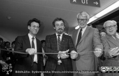 Invigming av nya laboratorielokalerna i F-blocket på Lasarettet i Lund
Sjukhusfotograferna i Lund. Pärm Negativ S/V, färg-1986. 8/86. Felix Mitelman, Bengt Holgersson, Bengt Löw och  biträdande regionchefen på Apoteksbolaget, apotekare Georg Wollmark inviger de nya laboratorielokalerna i F-blocket på Lasarettet i Lund. Från negativ.
Nyckelord: Lasarettet;Lund;Universitetssjukhus;USiL;Invigning;Laboratorium;Blodcentral