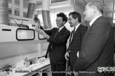 Invigning av nya laboratorielokaler i F-blocket
Sjukhusfotograferna i Lund. Pärm Negativ S/V, färg-1986. 8/86. Felix Mitelman, Bengt Holgersson, och Torsten Engvall vid invigningen av nya laboratorielokaler i F-blocket. Från negativ.
Nyckelord: Lasarettet;Lund;Laboratorium;Genetisk;Klinik;Genetiskt;Universitetssjukhus;USiL