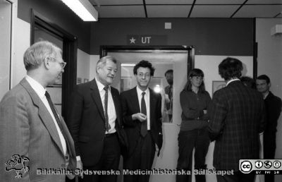 Invigning av nya laboratorielokaler i F-blocket 1986
Sjukhusfotograferna i Lund. Pärm Negativ S/V, färg-1986. 8/86. Kurt Roos, Felix Mitelman, och Torsten Engvall vid invigningen av nya laboratorielokaler i F-blocket.Troligen Bengt Holgersson som vänder ryggen mot kameran. Från negativ.
Nyckelord: Laboratorium;Lasarettet;Lund;Universitetssjukhus;USiL;Genetisk;Genetiskt;Klinik