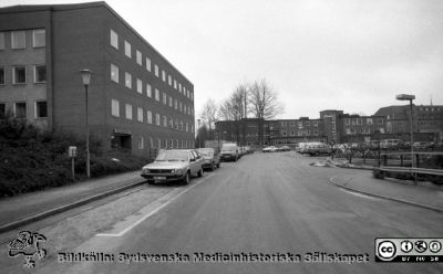 F. d. barnpsykiatriska kliniken till vänster i förgrunden, på väg att bli Ögon B när bilden togs. 
Sjukhusfotograferna i Lund. Pärm Negativ S/V, färg-1986. 10/86. Ögon A i bakgrunden. Från negativ.
Nyckelord: Lasarettet;Lund;Universitetssjukhus;USiL;_Ögon;Oftalmologi