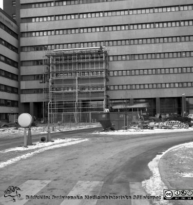 Huvudentrén byggs om på centralblocket på Lasarettet i Lund
Pärm Negativ S/V, färg-1986. 11/86. Från negativ
Nyckelord: Lasarett;Lund;USiL;Universitetssjukhus;C-blocket;Centralblocket;Fasad;Entr