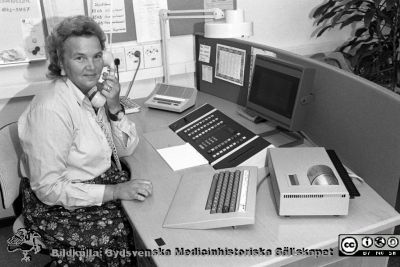 Telefonist på televäxeln på St Lars 1988
Sjukhusfotograferna i Lund. Pärm Sv/v neg. 1988. 42/88. Från negativ.
Nyckelord: Lasarettet;Lund;Universitetssjukhus;USiL;Telefonväxel