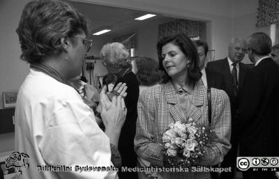 Drottning Silvia på besök på reumatologiska kliniken 1990
Pärm Lasarettsfotograferna i Lund, Pärm negativ, 1990. 53. "Pristagare". Drottning Silvia på besök på barnavdelningen på reumatologiska kliniken. Landshövding Bertil Göransson i bakgrunden. Från negativ.
Nyckelord: Lasarettet;Lund;Universitetssjukhuset;USiL;Reumatologisk;Klinik;Barn;Pris;Belöning;Utmärkelse