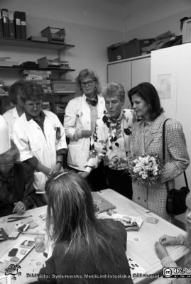 Drottning Silvia på besök på reumatologiska kliniken 1990
Pärm Lasarettsfotograferna i Lund, Pärm negativ, 1990. 53. "Pristagare". Drottning Silvia på besök på reumatologiska kliniken. Här på lekterapiavdelningen tillsammans med överläkare Renate Elborgh och medarbetare. Från negativ.
Nyckelord: Lasarettet;Lund;Universitetssjukhuset;USiL;Reumatologisk;Klinik;Barn;Pris;Belöning;Utmärkelse