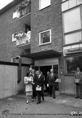 Drottning Silvia på arbetsbesök på reumatologiska kliniken 1990
Pärm Lasarettsfotograferna i Lund, Pärm negativ, 1990. 53. "Pristagare". Drottning Silvia och professor Frank Wollheim närmast kameran. Bortom dem Benny Jönsson, sjukhusdirektör Ulla Leissner (mest skymd) chefläkaren Hans Rorsman (halvskymd) och landshövding Bertil Göransson. Säkerhetschefen Lars Franke längst till höger i bilden. Notera all personal på balkongerna ovanför. Från negativ.
Nyckelord: Lasarettet;Lund;Universitetssjukhuset;USiL;Reumatologisk;Klinik;Barn;Pris;Belöning;Utmärkelse