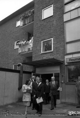 Drottning Silvia på arbetsbesök på reumatologiska kliniken 1990
Pärm Lasarettsfotograferna i Lund, Pärm negativ, 1990. 53. "Pristagare". Drottning Silvia och professor Frank Wollheim närmast kameran. Bortom dem Benny Jönsson (halvskymd), chefläkaren Hans Rorsman och landshövding Bertil Göransson m fl. Säkerhetschefen Lars Franke längst till höger i bilden. Notera all personal på balkongerna ovanför. Från negativ.
Nyckelord: Lasarettet;Lund;Universitetssjukhuset;USiL;Reumatologisk;Klinik;Barn;Pris;Belöning;Utmärkelse
