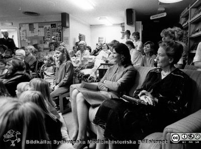 Drottning Silvia på sjukhusbiblioteket i Lund vid en föreställning med och för barn 1983
Lasarettsfotograferna i Lund,  pärm  Sv/v Neg, 83:2. Drottning Silvia  besöker Lasarettet i Lund i samband med Forskningens Dag. Här är hon på sjukhusbiblioteket tillsammans med en skara patienter från barnsjukhuset 83-11-10. Från foto.
Nyckelord: Lasarettet;Lund;USiL;Universitetssjukhuset;Patientbibliotek;Socioterapi;Barn;Forskningens Dag
