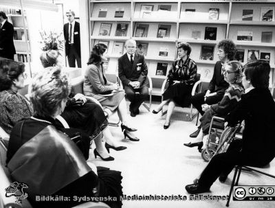 Drottning Silvia  besöker Lasarettet i Lund i samband med Forskningens Dag 1983
Lasarettsfotograferna i Lund,  pärm  Sv/v Neg, 83:2. Här är drottningen på sjukhusbiblioteket tillsammans med Hans Rorsman (chefläkare på Lasarettet i Lund), Gunvor Wachtmeister (ansvarig för socioterapi) och Niklas Törnlund (poet och musiker). 83-11-10. Från foto.
Nyckelord: Lasarettet;Lund;USiL;Universitetssjukhuset;Patientbibliotek;Socioterapi;Barn;Forskningens Dag