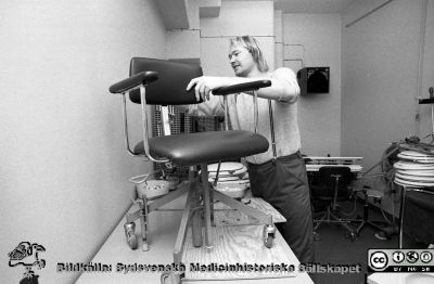 En kontorsstol repareras på hjälpmedelscentralen i Lund
Lasarettsfotograferna i Lund,  pärm  Sv/v Neg, 83:2. 151. 83. Hjälpmedelscentralen. En kontorsstol repareras. Från negativ.
Nyckelord: Lasarettet;Lund;Universitetssjukhuset;USiL;Hjälpmedelscentral;Verkstad;Stol