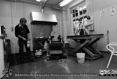 En rullstol tvättas i verkstaden på hjälpmedelscentralen i Lund, 1983
Lasarettsfotograferna i Lund,  pärm  Sv/v Neg, 83:2. 151. 83. Hjälpmedelscentralen. En rullstol tvättas. Från negativ.
Nyckelord: Lasarettet;Lund;Universitetssjukhuset;USiL;Hjälpmedelscentral;Verkstad;Rullstol